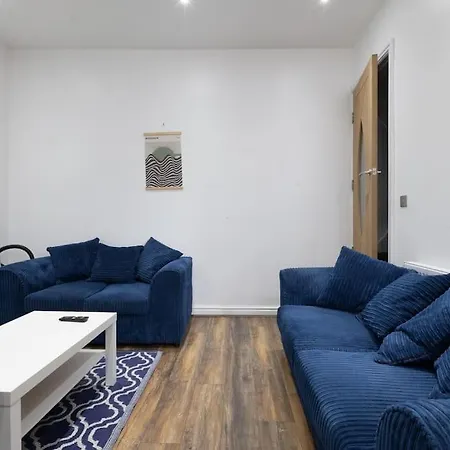 Apartment 4 Bed House- Near City- Group Stays, Fits 10