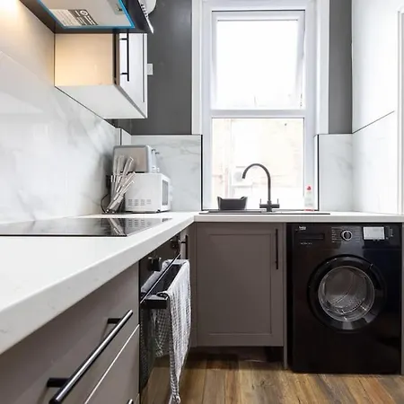 4 Bed House- Near City- Group Stays, Fits 10 Apartment Leeds (West Yorkshire)