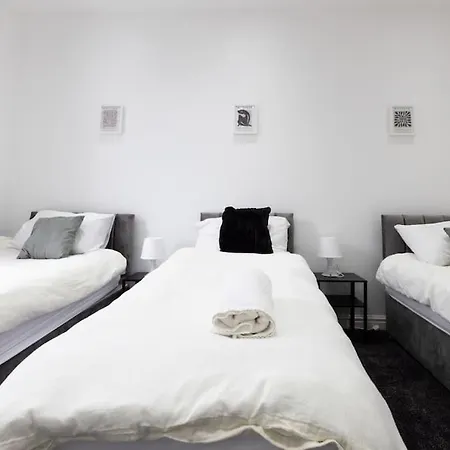 Apartment 4 Bed House- Near City- Group Stays, Fits 10 Leeds (West Yorkshire)
