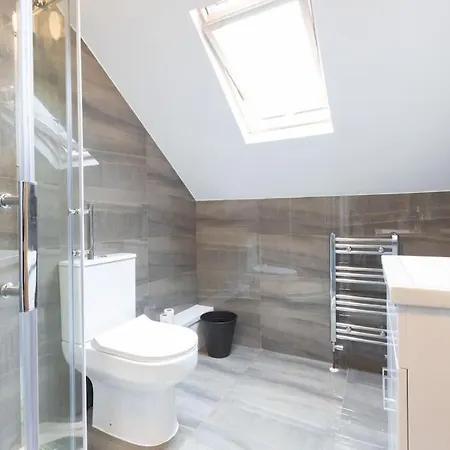 4 Bed House- Near City- Group Stays, Fits 10 *