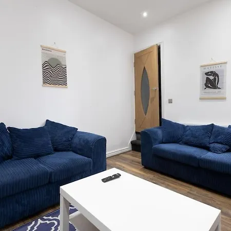 4 Bed House- Near City- Group Stays, Fits 10