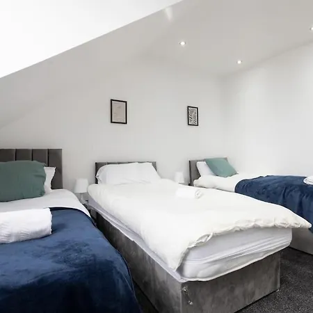 4 Bed House- Near City- Group Stays, Fits 10 Apartment