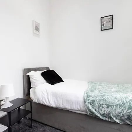 Apartment 4 Bed House- Near City- Group Stays, Fits 10