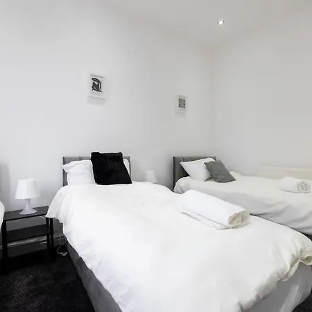 4 Bed House- Near City- Group Stays, Fits 10 Apartment *