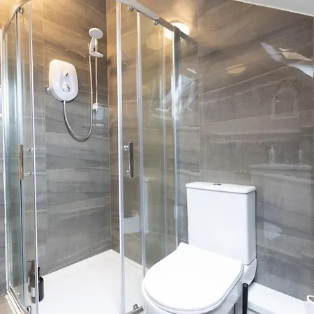 Apartment 4 Bed House- Near City- Group Stays, Fits 10 Leeds (West Yorkshire)
