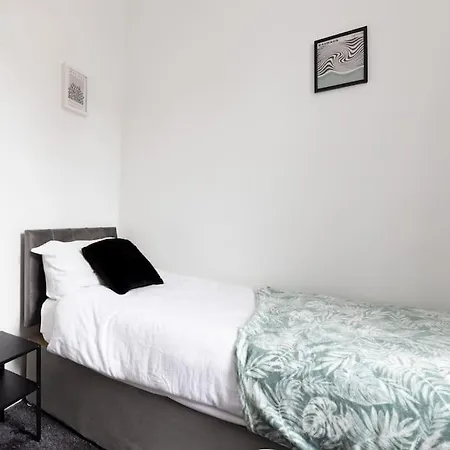 4 Bed House- Near City- Group Stays, Fits 10 * Leeds (West Yorkshire)