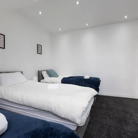 4 Bed House- Near City- Group Stays, Fits 10 Apartment *