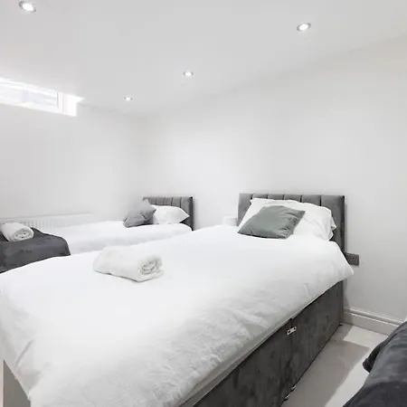 4 Bed House- Near City- Group Stays, Fits 10 Apartment Leeds (West Yorkshire)