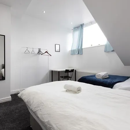 4 Bed House- Near City- Group Stays, Fits 10 *