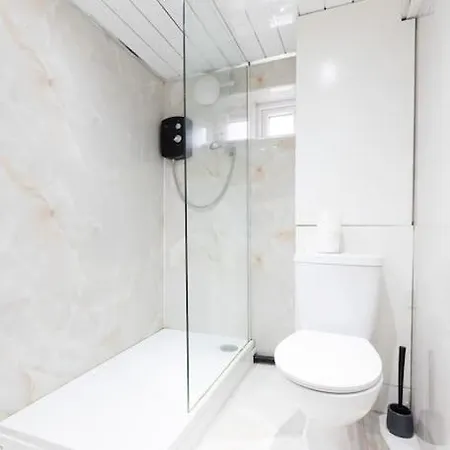 4 Bed House- Near City- Group Stays, Fits 10 Apartment