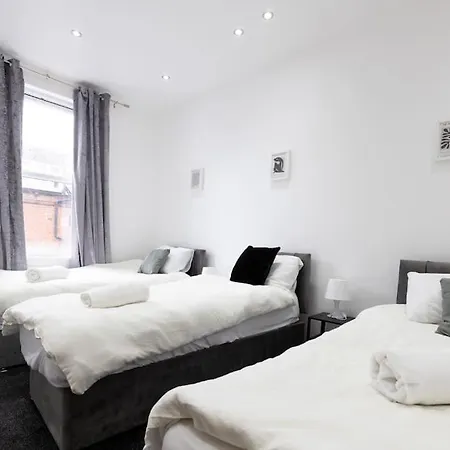 4 Bed House- Near City- Group Stays, Fits 10 *