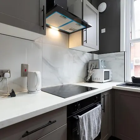 4 Bed House- Near City- Group Stays, Fits 10 Leeds (West Yorkshire)