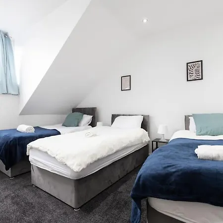 4 Bed House- Near City- Group Stays, Fits 10 * Leeds (West Yorkshire)