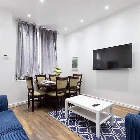 4 Bed House- Near City- Group Stays, Fits 10 Apartment