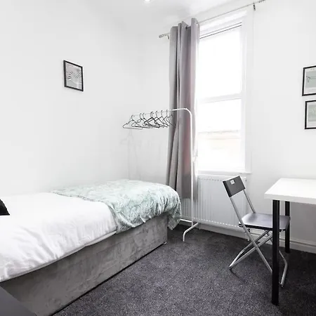 4 Bed House- Near City- Group Stays, Fits 10 Leeds (West Yorkshire)