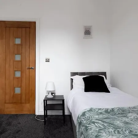4 Bed House- Near City- Group Stays, Fits 10 * Leeds (West Yorkshire)