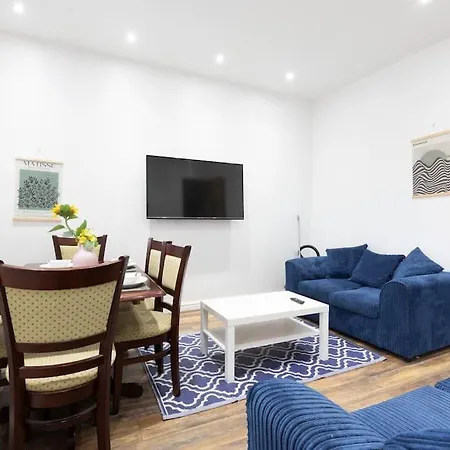 4 Bed House- Near City- Group Stays, Fits 10